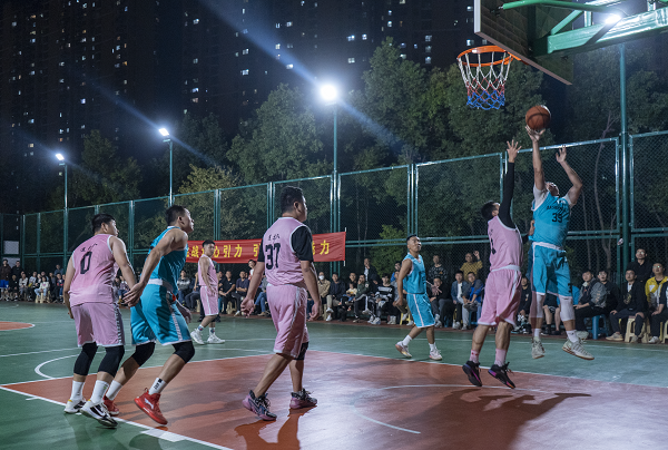 央視網(wǎng)消息：北京時(shí)間12月12日，NBA官方公布了季中錦標(biāo)賽最佳陣容。入選最佳陣容的球員有：揚(yáng)尼斯-阿德托昆博（雄鹿）、安東尼-戴維斯（湖人）、勒布朗-詹姆斯（湖人）、泰雷塞-哈利伯頓（步行者）、凱文-杜蘭特（太陽）。