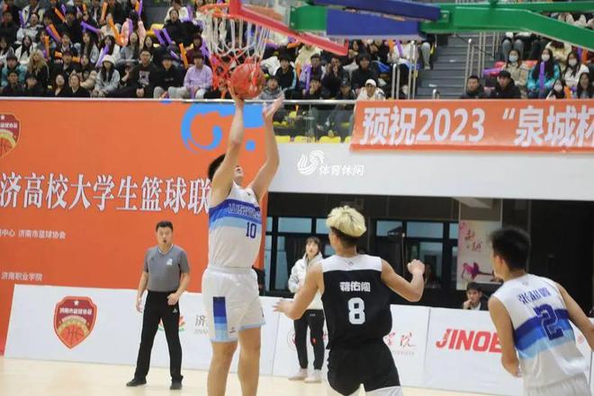 央視網(wǎng)消息：北京時(shí)間12月12日，NBA官方公布了季中錦標(biāo)賽最佳陣容。入選最佳陣容的球員有：揚(yáng)尼斯-阿德托昆博（雄鹿）、安東尼-戴維斯（湖人）、勒布朗-詹姆斯（湖人）、泰雷塞-哈利伯頓（步行者）、凱文-杜蘭特（太陽）。
